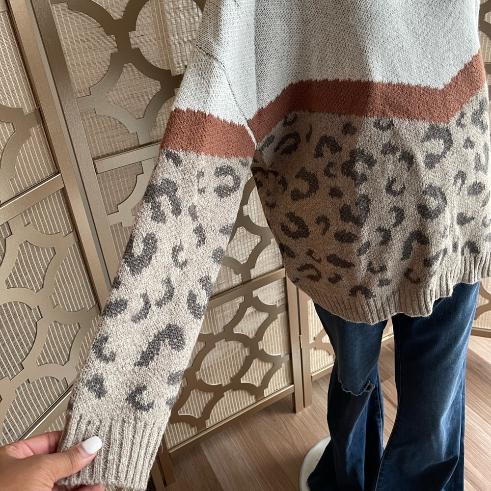 Pink Lily! Chevron & Leopard Sweater! Medium! BRAND NEW WITH TAGS! - Picture 2 of 5